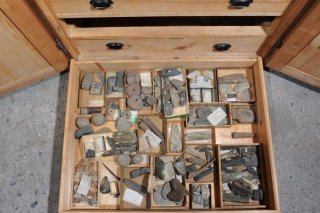Dans ce tiroir, un Père du collège bénédictin de Sarnen a rangé des outils datant du néolithique.